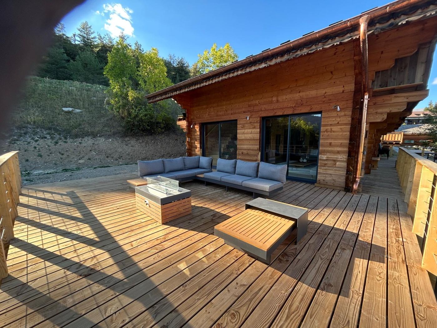 La terrasse et son salon extérieur