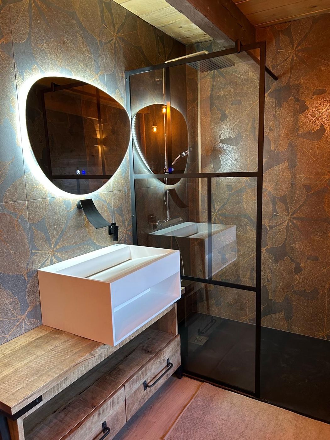Salle d'eau avec miroir lumineux