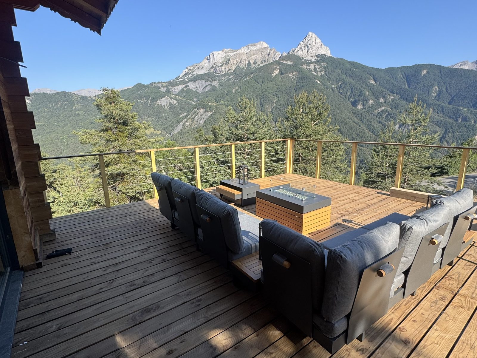 Le salon extérieur de la terrasse face au Pain de Sucre, sous le ciel bleu
